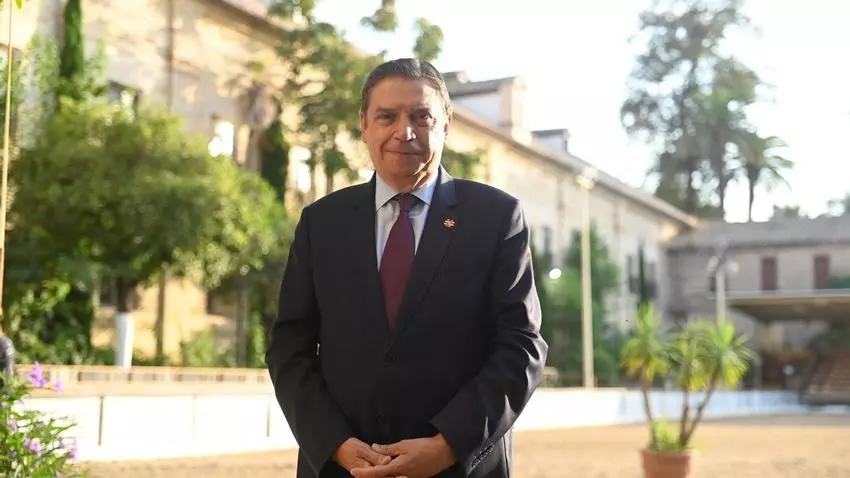 De camino a Bruselas, donde mañana celebramos el #Agrifish, releo mi entrevista con <a href="/RaqMontenegro/">Raquel Montenegro</a> en <a href="/eldiacordoba/">El Día de Córdoba</a>.

Hablamos de la actualidad en el sector #agrario y #pesquero, y de las perspectivas para el futuro inmediato.

eldiadecordoba.es/economia/entre…