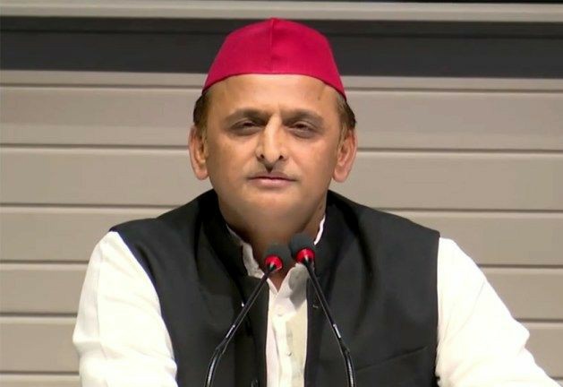 KraantiKumar's tweet photo. अखिलेश यादव ने लोकसभा चुनाव के दौरान अयोध्या में भाषण के दौरान अवधेश प्रसाद को भूतपूर्व विधायक कहा था. आगे तत्काल सफाई देते हुए कहा कारण अब ये सांस�� बनने वाले हैं.

अवधेश प्रसाद ने अयोध्या जीतकर BJP और भगवा भक्तों को जोरदार झटका दिया है. किसी ने भी नही सोचा था BJP अयोध्या हारेगी.

तब से अवधेश प्रसाद BJP की आंखों में चढ़ गए हैं.

आज अवधेश प्रसाद पर के बेटे अजित प्रसाद पर अपरहरण और मारपीट का मामला दर्ज किया गया है.

और जानते है मामला दर्ज करने वाला कौन है ?

उसका नाम रवि तिवारी है.

अजित प्रसाद विधानसभा सपा के टिकट पर विधानसभा चुनाव लड़ने वाले हैं.