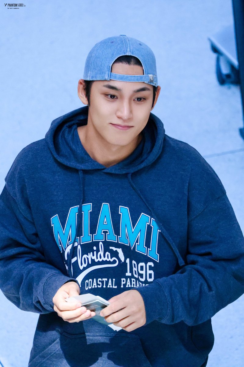 ph970406's tweet photo. 240922 JFK

✌🏻🐶

#세븐틴 #SEVENTEEN #민규 #MINGYU https://t.co/JcCL7M6V1i