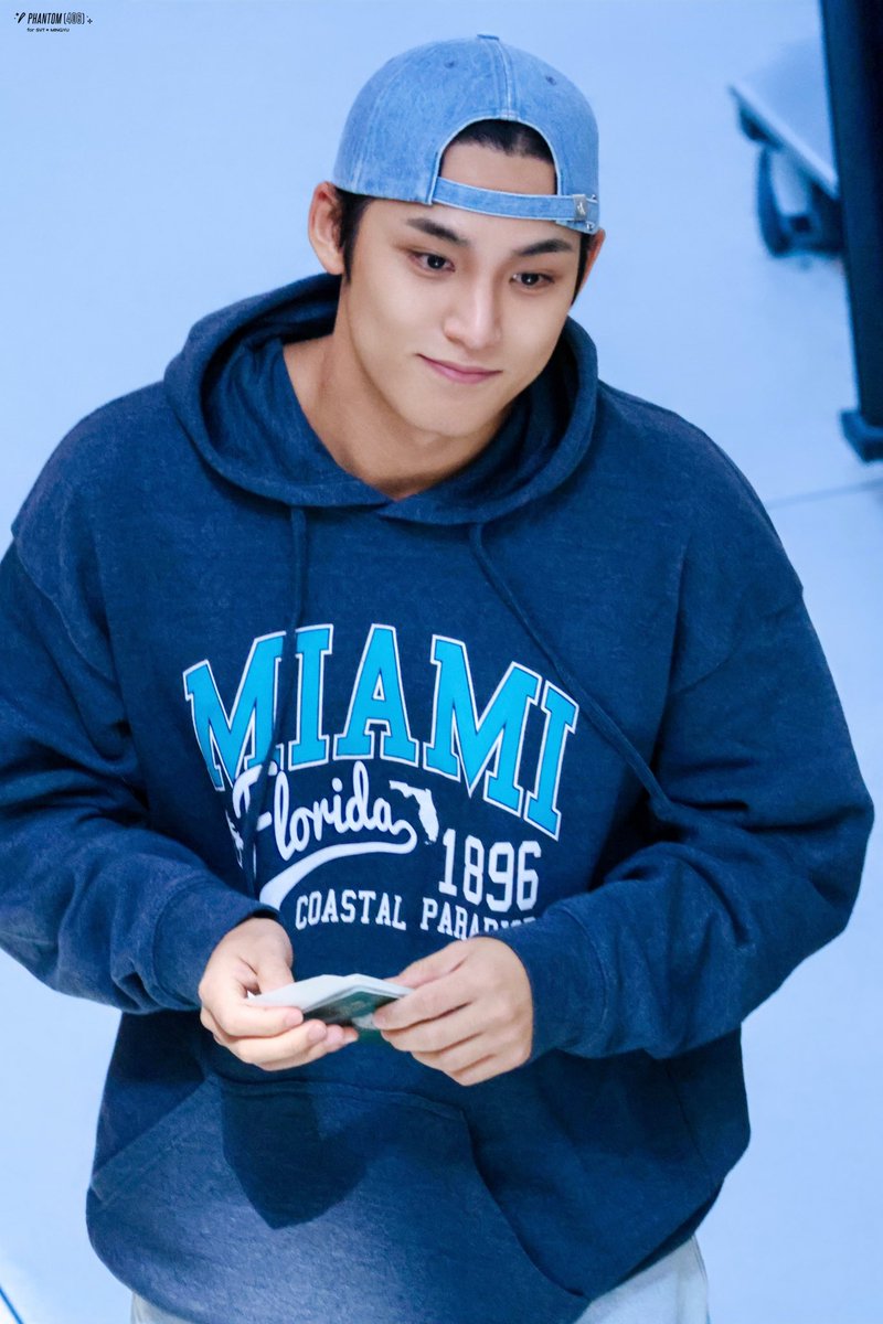 240922 JFK

✌🏻🐶

#세븐틴 #SEVENTEEN #민규 #MINGYU