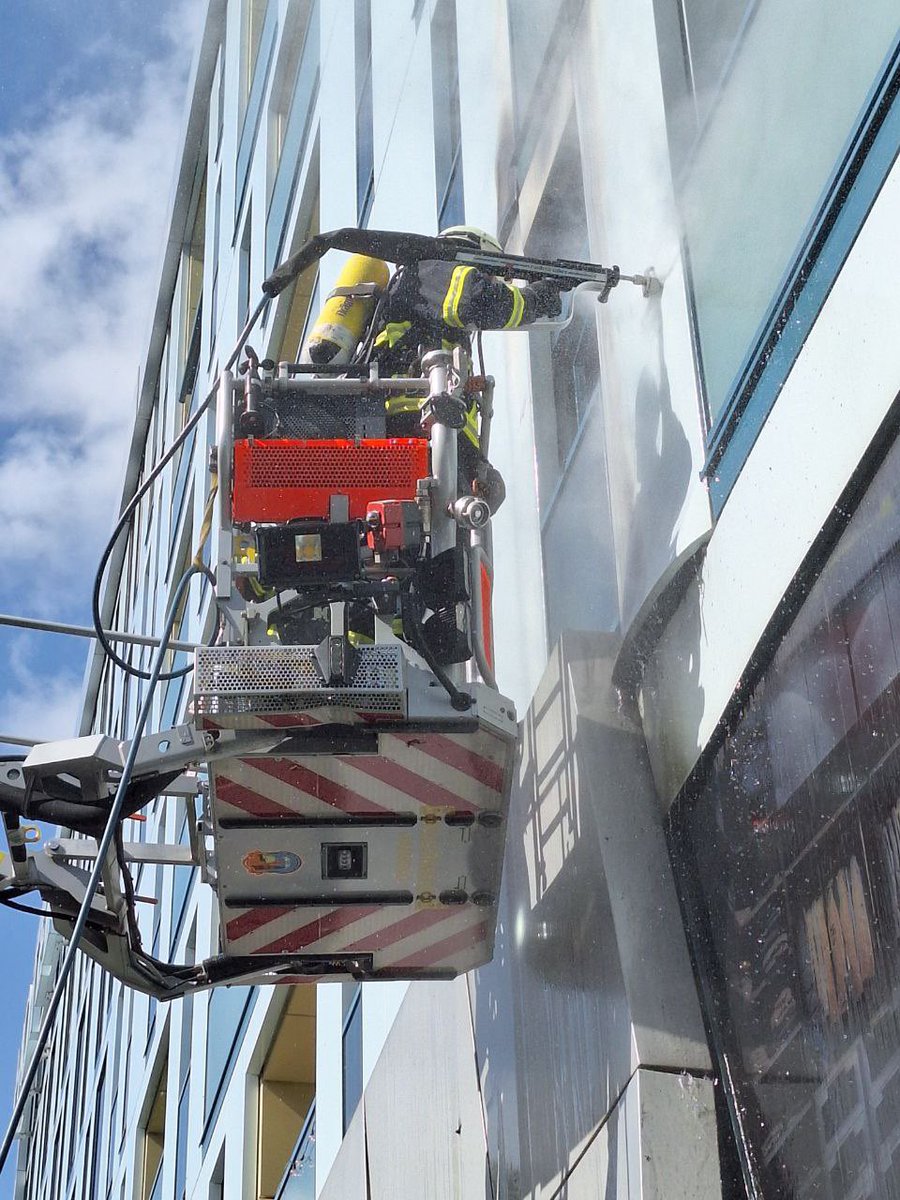 Fassadenbrand in der Neustadt
=> Feuer 2. Alarm 
=> brennt Fassade eines Hotels, starke Rauchentwicklung
=> Cobra-Cold-Cut zur Brandbekämpfung unter PA über DLK
=> umfangreiche taktische Ventilation 
=> gesamter TZ mit 14 EK und 8 AGT ausgerückt
=> Einsatzdauer knapp 5,5Std