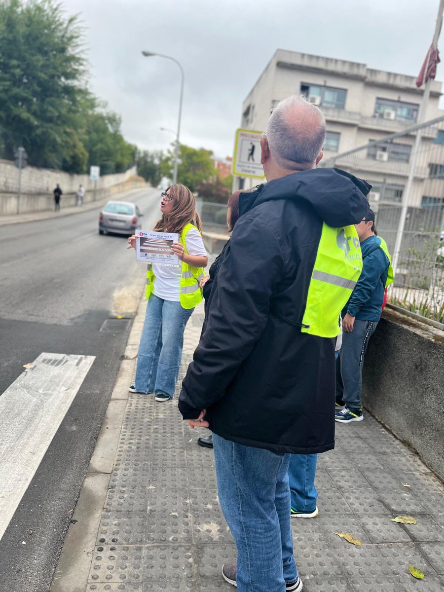 stop_madrid's tweet photo. En esta #SEM2024 los usuarios del centro ocupacional de @fande_oficial con nuestro proyecto #RompiendoBarreras ha salido a su entorno próximo a poner en práctica todos nuestros consejos de #seguridadvial #muéveteseguro @OFESAUTO @DGTes https://t.co/269wcNj7hp