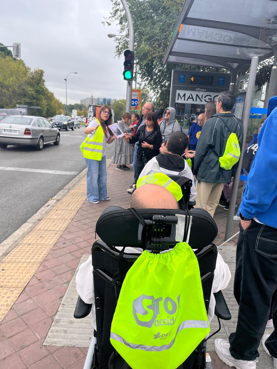 stop_madrid's tweet photo. En esta #SEM2024 los usuarios del centro ocupacional de @fande_oficial con nuestro proyecto #RompiendoBarreras ha salido a su entorno próximo a poner en práctica todos nuestros consejos de #seguridadvial #muéveteseguro @OFESAUTO @DGTes https://t.co/269wcNj7hp