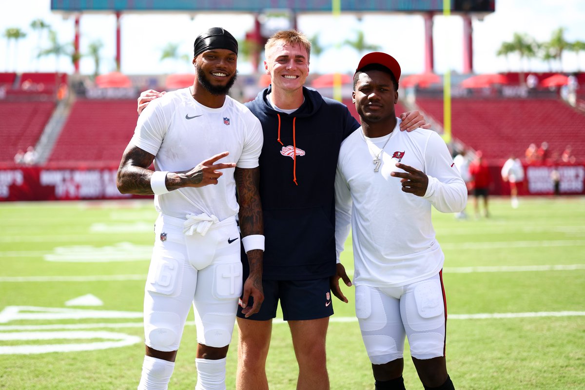 .<a href="/oregonfootball/">Oregon Football</a> Ducks back together 🦆

<a href="/BoNix10/">Bo Nix</a> x <a href="/BuckyIrving/">Mar’keise Irving</a> x @TroooyyyyyyTroy