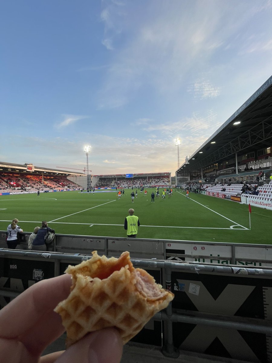 FHarestad's tweet image. Pølse i vaffel, 6 av 10.