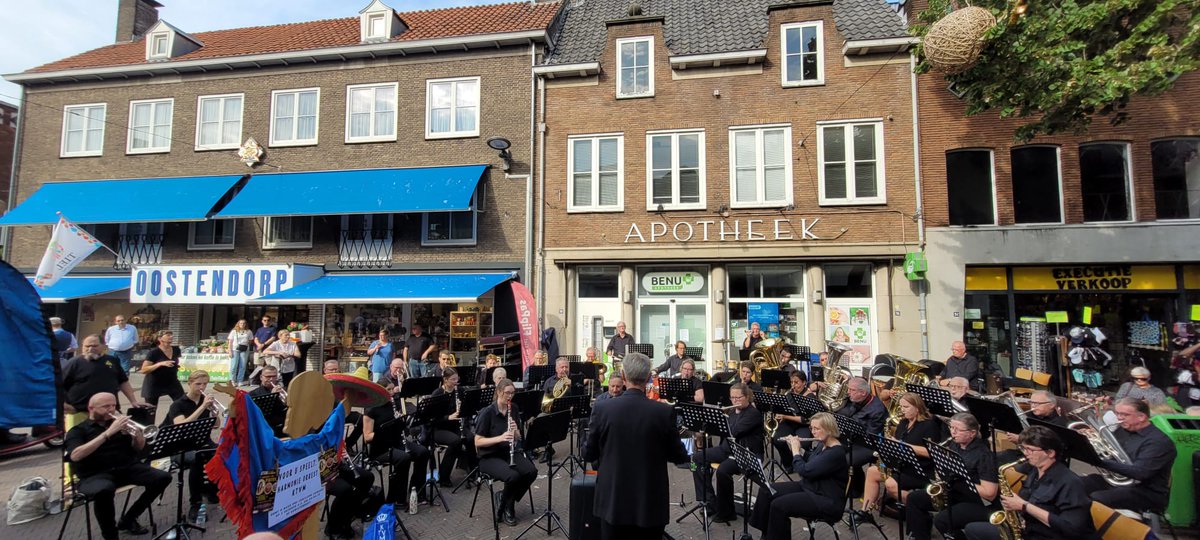 Niet alleen het NTO, maar ook het groot harmonieorkest trad op bij het corsoconcert. De sfeer zat er goed in, mooie opwarmer voor het jubileumconcert op 5 oktober in de Agnietenhof

Er zijn nog kaarten te koop via:
agnietenhof.nl/agenda/jubileu…