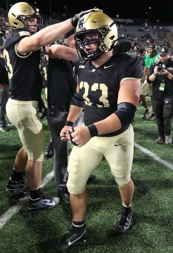 Army's Jake Rendina might have the ultimate Fullback Aesthetic...

- Bull Ring Facemask
- Butterfly Restrictor
- OL Elbow Sleeves
- NO Gloves
- Taped Fingers
- Excessive Eye Black