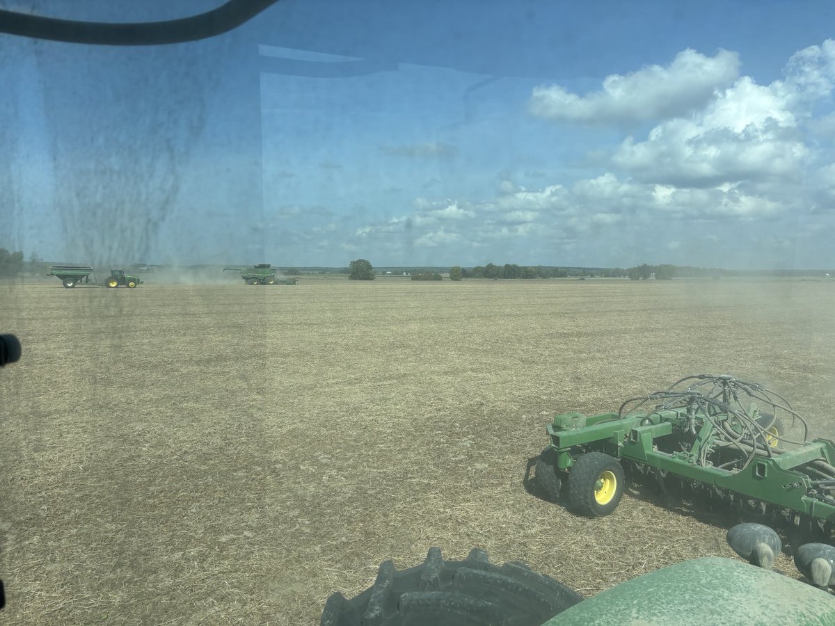 Closing in on the combine crew today #airseederlife #ontag with ⁦<a href="/Pearson_Farms/">Geoff Pearson</a>⁩
