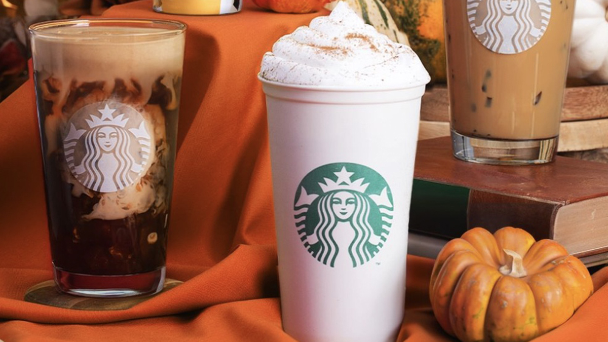 ManducaBibere's tweet photo. El otoño sabe a Pumpkin Spice Latte de Starbucks https://t.co/bhtyUIHRlu | @TapasMagazine https://t.co/dqrVMHSsD6