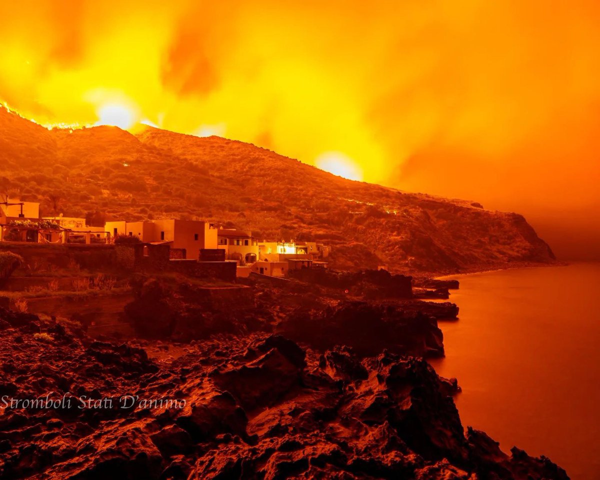 italymystery's tweet photo. Vorrei ricordare l'incendio di Stromboli causato dalle riprese della fiction di stasera sul primo canale dell'istituto lvce 2.0.
Rai , cast, crew, regista etc si son lavate le mani dei danni che hanno causato.  Boicotta  #semprealtuofianco 
#rai1 #ambraangiolini https://t.co/EqNCUfMxOp