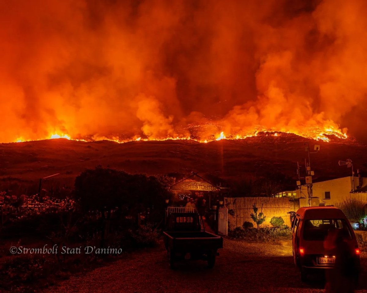 italymystery's tweet photo. Vorrei ricordare l'incendio di Stromboli causato dalle riprese della fiction di stasera sul primo canale dell'istituto lvce 2.0.
Rai , cast, crew, regista etc si son lavate le mani dei danni che hanno causato.  Boicotta  #semprealtuofianco 
#rai1 #ambraangiolini https://t.co/EqNCUfMxOp