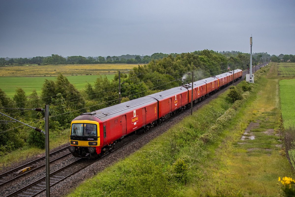ASMRailPhotos's tweet photo. ποΈ| 5Z58 1557 Tyne S.S. to Mossend Down Yard
π£| @DBCargoUK @DB_Cargo @RoyalMail
π| Class 325006 + 325015
π| Butterwell Junction
π| 16/06/2024
#class325 #325006 #dbcargo https://t.co/bKI9weZ2du