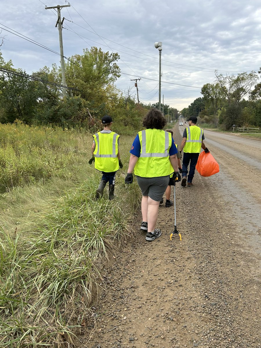 CyberOakview's tweet photo. Did you know? The stretch of Lake George Rd. that goes by @Oakview_MS is cleaned by the CyberDragons through the #adoptaroad program! Today the Team was out there making sure the roadside looks great for the fall season! #teamwork #volunteersmakeadifference #ftcrobotics https://t.co/6qiKYCEymw