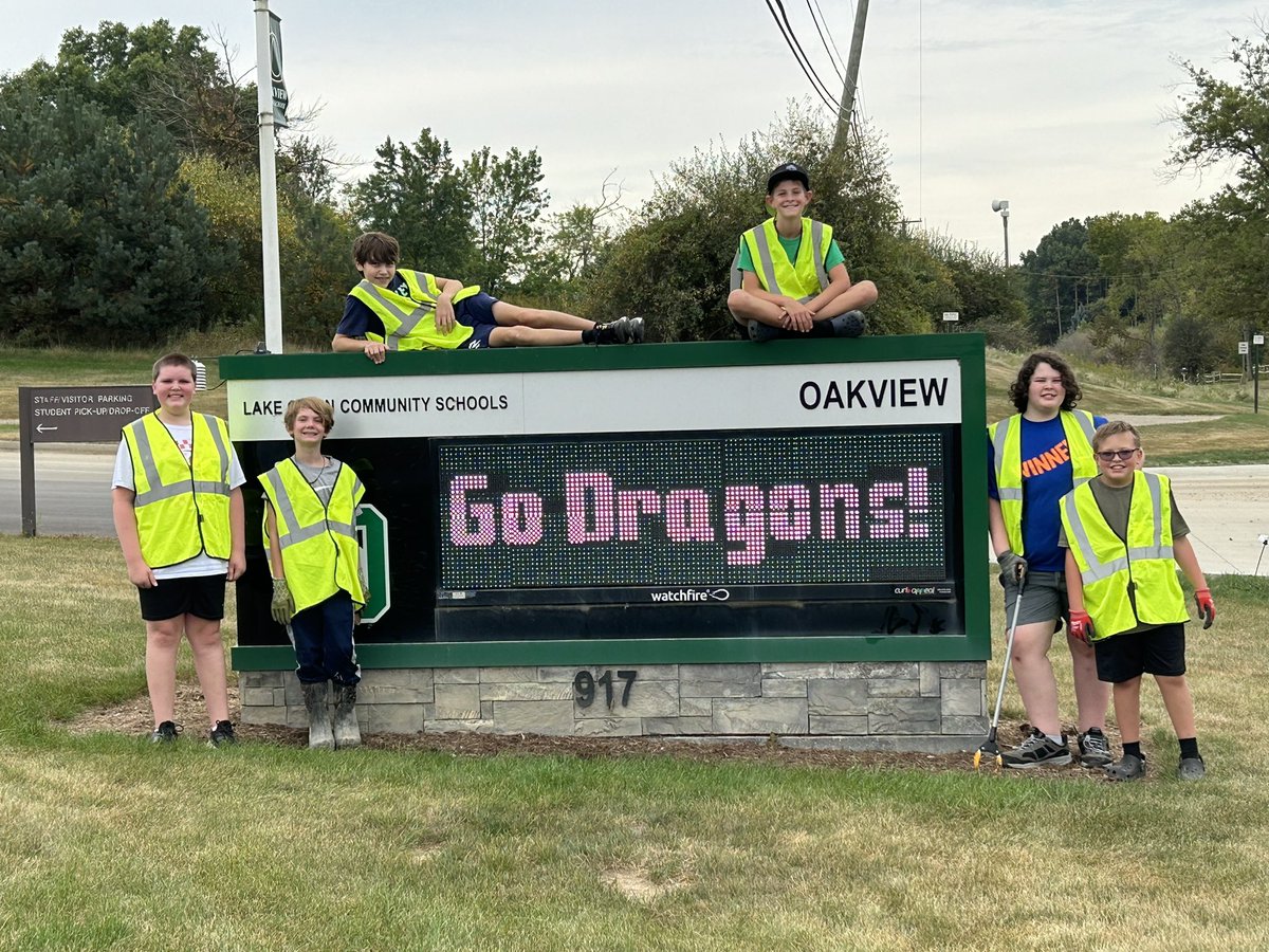 CyberOakview's tweet photo. Did you know? The stretch of Lake George Rd. that goes by @Oakview_MS is cleaned by the CyberDragons through the #adoptaroad program! Today the Team was out there making sure the roadside looks great for the fall season! #teamwork #volunteersmakeadifference #ftcrobotics https://t.co/6qiKYCEymw