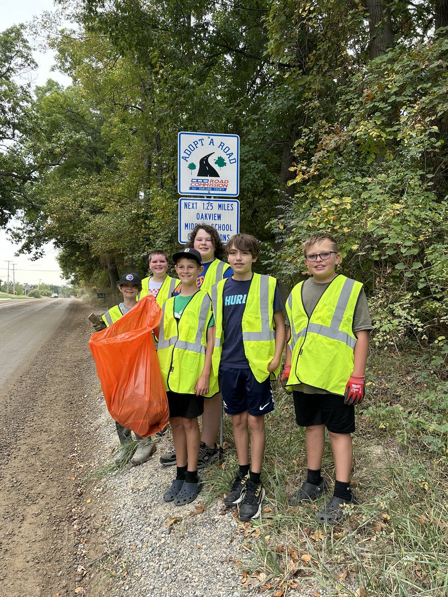 CyberOakview's tweet photo. Did you know? The stretch of Lake George Rd. that goes by @Oakview_MS is cleaned by the CyberDragons through the #adoptaroad program! Today the Team was out there making sure the roadside looks great for the fall season! #teamwork #volunteersmakeadifference #ftcrobotics https://t.co/6qiKYCEymw