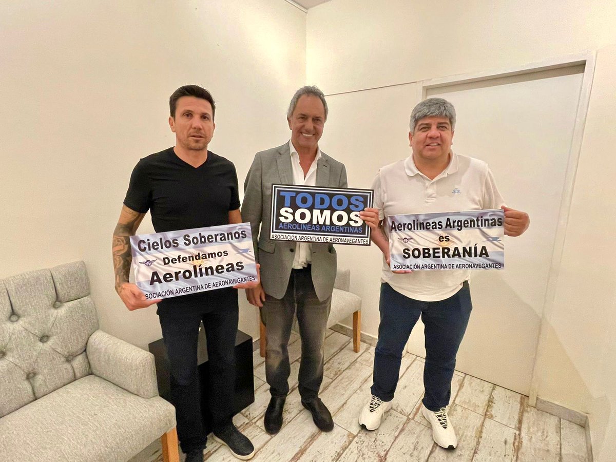 Desdemona_jna's tweet photo. La Asociación Argentina de Aeronavegantes  @Aeronavegantes representa a Tripulantes de Cabina , Juan Pablo Brey , Secretario General . Aquí en la foto con  #Scioli.
No solo hay q volar a #Biro, al enemigo lo tienen adentro
Foto 2023 en campaña. https://t.co/9TYHLcoJJ7