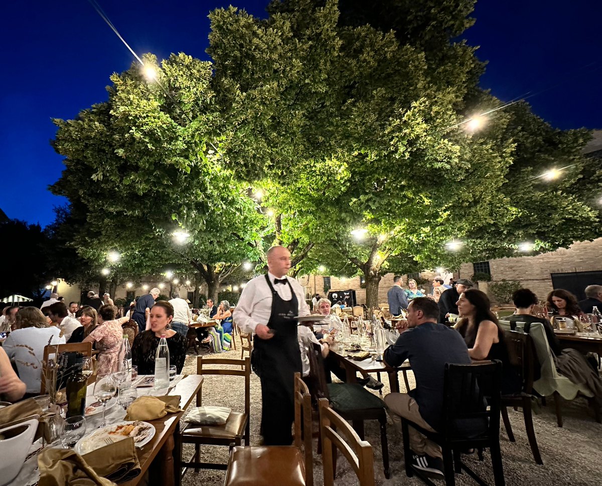 🎨 Light creates more than visibility; it creates connections. In a world of distractions, let’s focus on what unites us - human experiences.

#PeopleAndLight #Depth #Connection