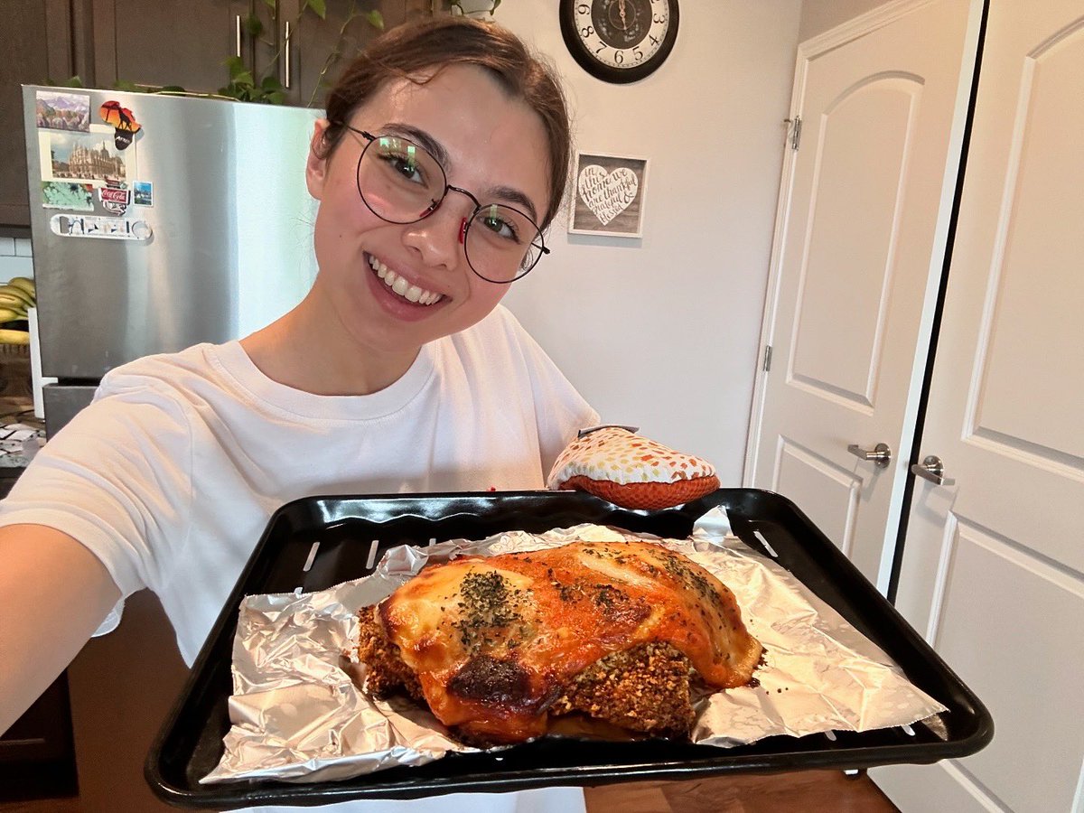ItsLauraBretan's tweet photo. ✨Today✨ was the first time I’ve made the famous Italian dish, Pollo Parmigiana!!! 🤍👩🍳
It’s one of my favorite dishes and it is quite delicious! 🥰 What’s your favorite dish to make? #cucinaitaliana #cheflaura 🤠 https://t.co/t8XCjyWmzG