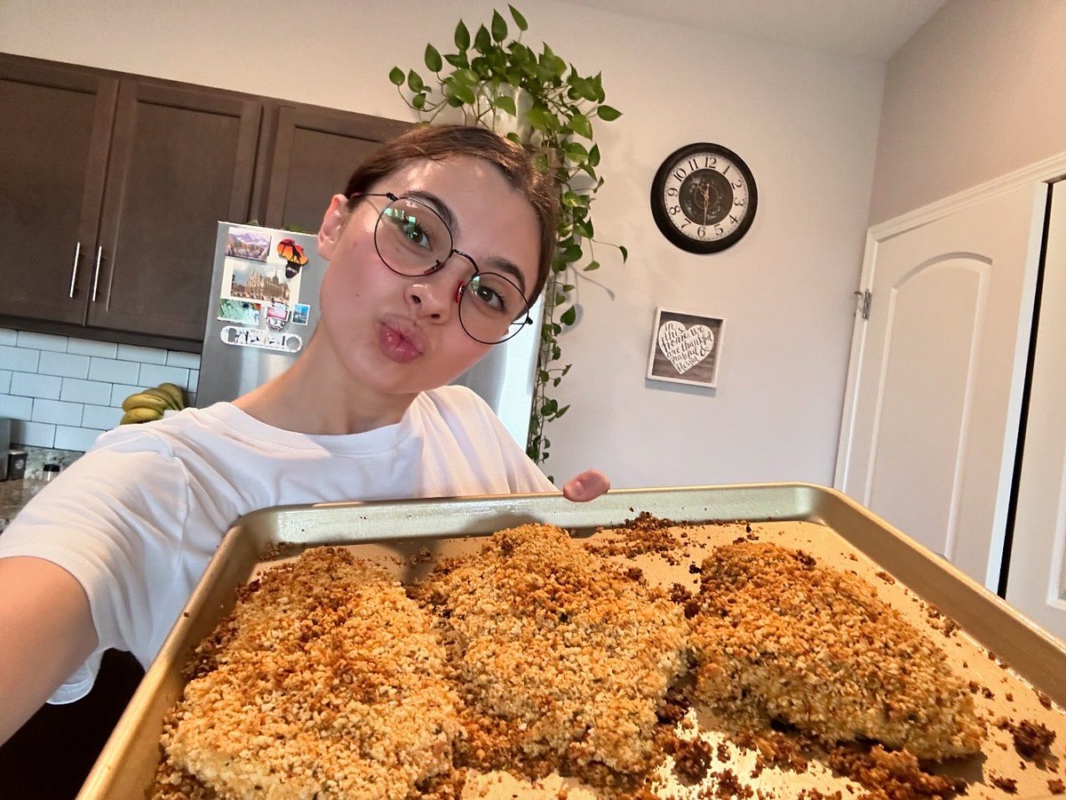 ItsLauraBretan's tweet photo. ✨Today✨ was the first time I’ve made the famous Italian dish, Pollo Parmigiana!!! 🤍👩🍳
It’s one of my favorite dishes and it is quite delicious! 🥰 What’s your favorite dish to make? #cucinaitaliana #cheflaura 🤠 https://t.co/t8XCjyWmzG