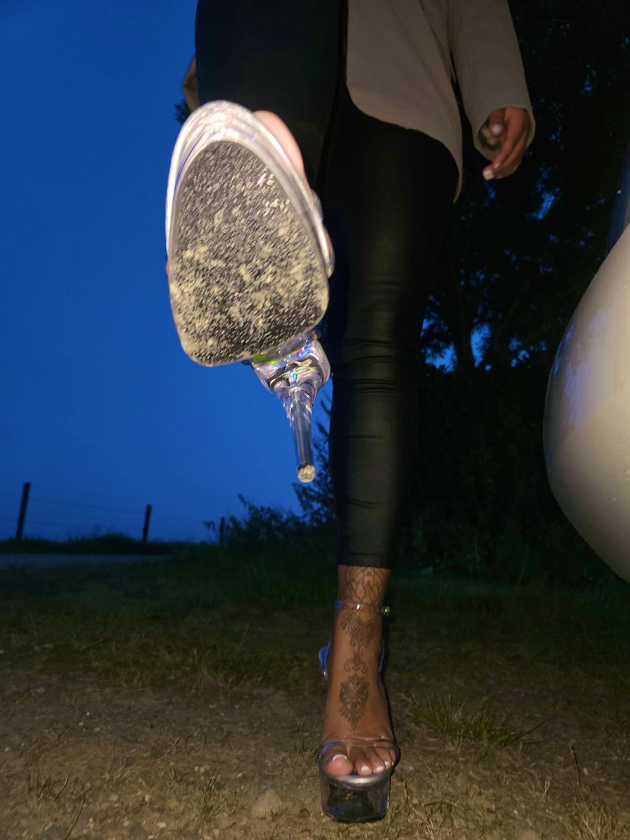 Hin knien, Heels sauber lecken und Absatz lutschen!
Als Dankeschön drückst du ab und ich Rotze dir in die fresse dreckstück!😌