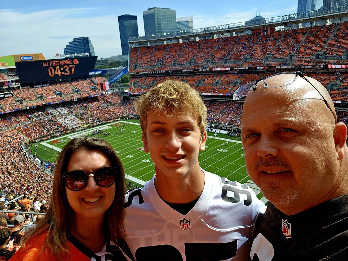 TraceyHanson40's tweet photo. @Browns Let’s go! Bring home a win for our boys birthday! @ChaseHanson_8 #NYGvsCle https://t.co/XwBMBDRPqq