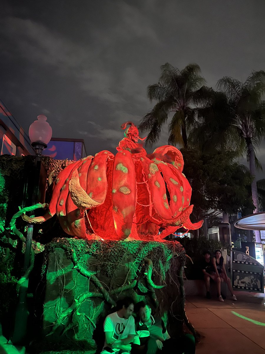 Theme Park Corner tweet media