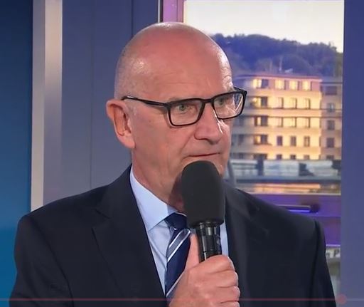 Herzlichen Glückwunsch an Dietmar #Woidke zu einer großartigen Aufholjagt in #Brandenburg. Er konnte wohl trotz des Bundeskanzlers Olaf #Scholz mit der Brandenburger #SPD eine Zustimmung erreichen, die für eine weitere Amtszeit reichen sollte... 
Hauptsache #noAfD
#ltwBrandenburg