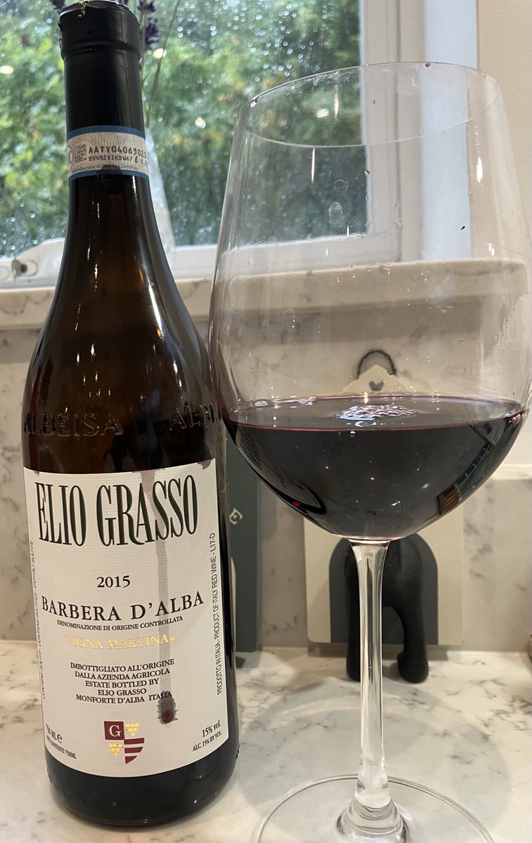It’s Autumn so it’s Roast Pork. A wonderful Barbera D’Alba a perfect foil. Elio Grasso is an artist with this grape. Stunning fruit and spice on the nose and so silky smooth on the palate which just oozes class. #Italy does it again. 🥰