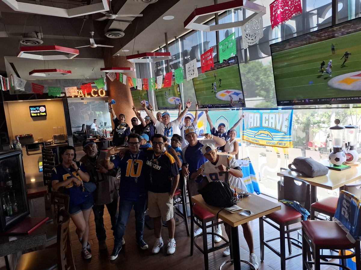 MikeStones's tweet photo. ⚡️😎🇲🇽 #ChargerFansMx @FOXImpactoNFL  @pepesegarra @FOXSportsMX https://t.co/guXbPmXDvc