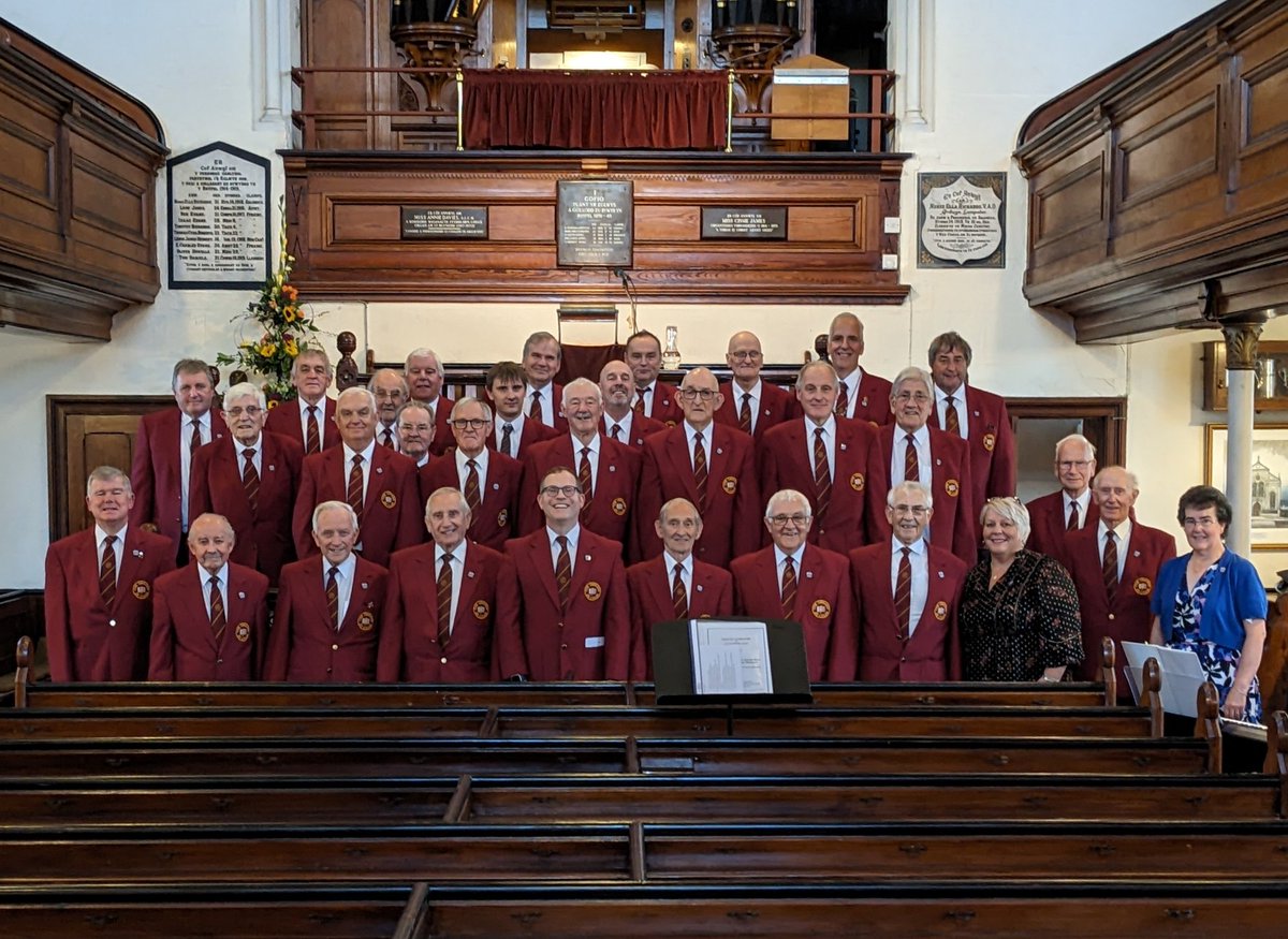 Y côr yn barod am y gymanfa heno