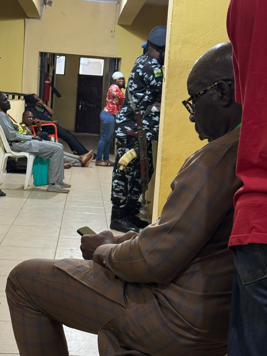 iam_ojoevans's tweet image. Una Done Hear?

The man wey them say he no dey talk done win Talkative o 😆
Do more talk less
#MODEN