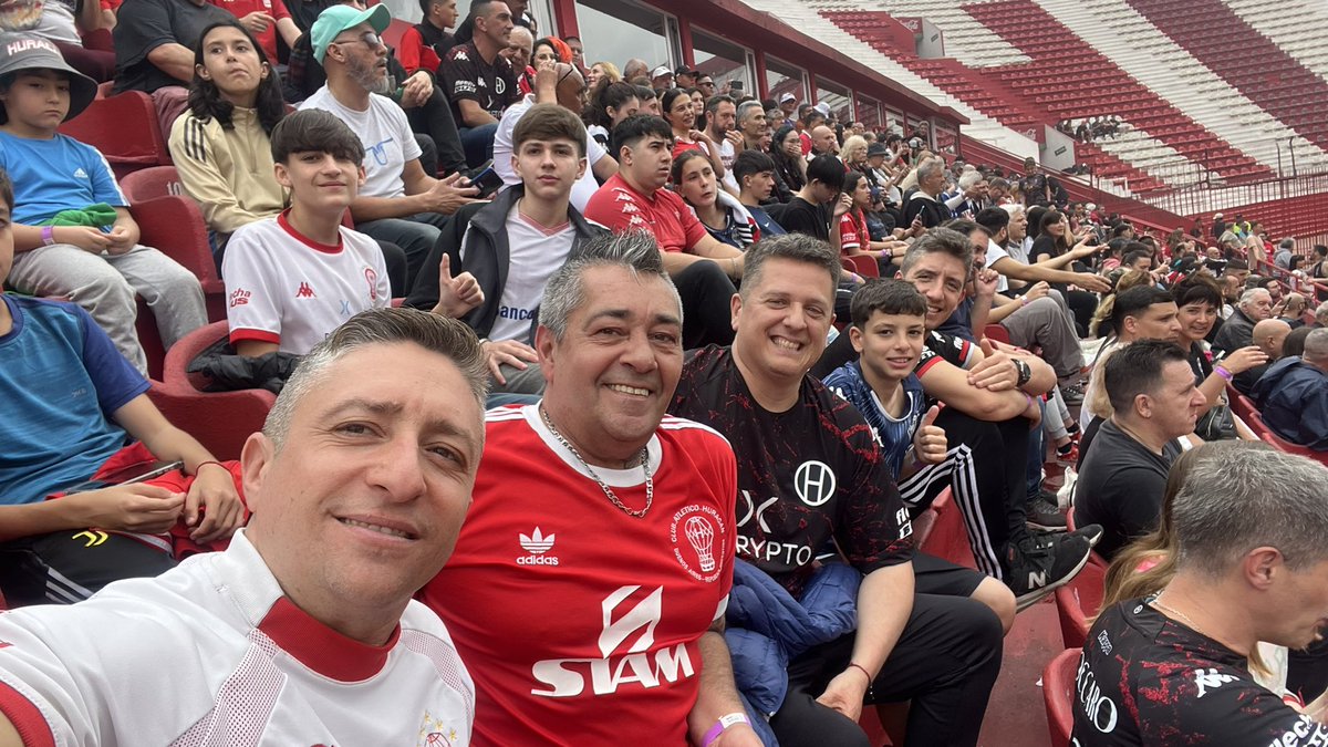 Estebanconde78's tweet photo. En casa y en familia #Huracan #ElPalacio 🎈❤️ https://t.co/DJ89v41b43