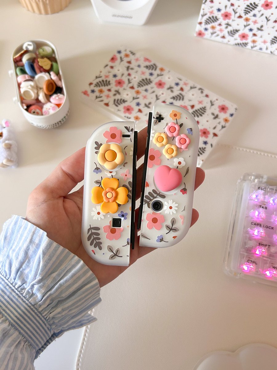 cosyhazelnut's tweet photo. one of my fave joy cons accessories combo 🥹🌼 https://t.co/dopArztjeH