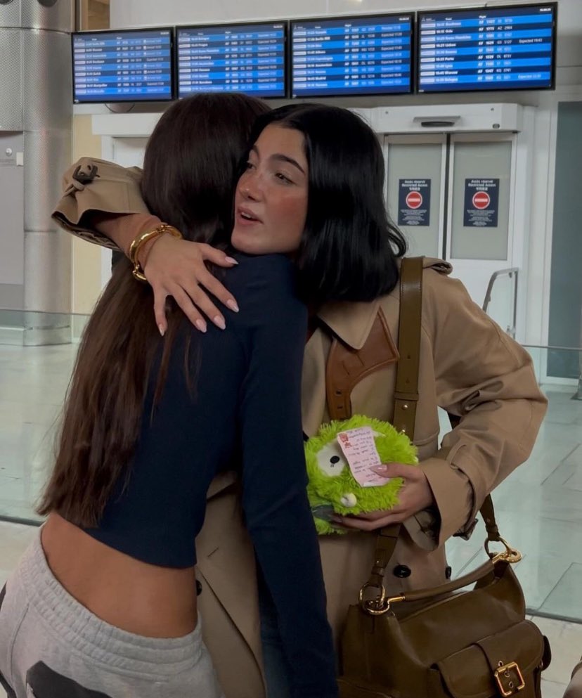 melslovesliv's tweet photo. sobbing i wanna hug her https://t.co/EX4L1oZZeF