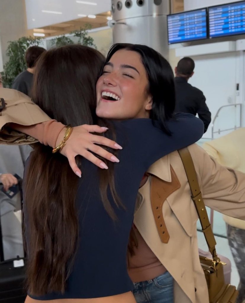 melslovesliv's tweet photo. sobbing i wanna hug her https://t.co/EX4L1oZZeF