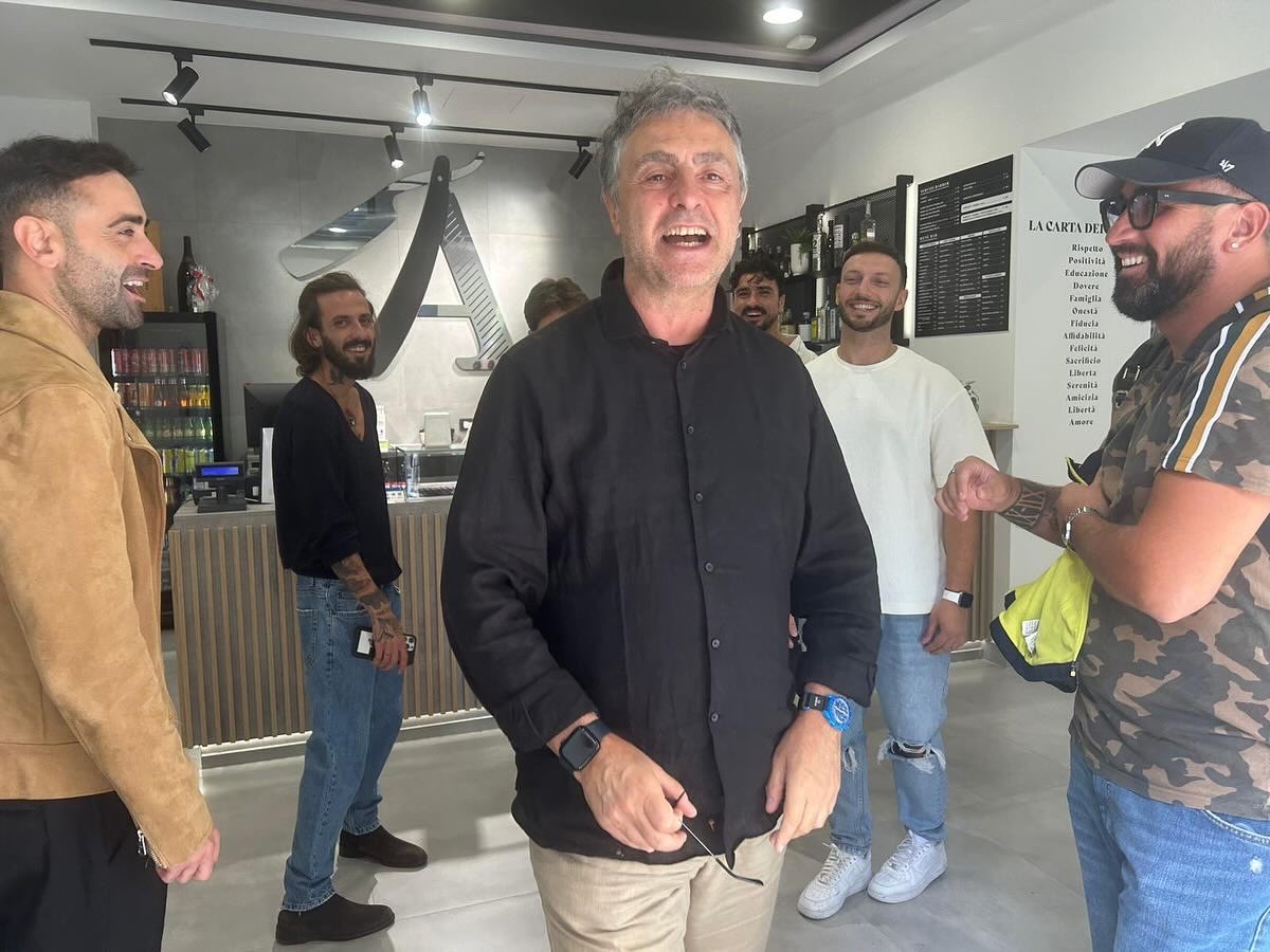 stornaiolo's tweet photo. Dagli a “tagliare”! 😜#anniventibarberia #bari #viaargiro https://t.co/hdDZTnj1vV