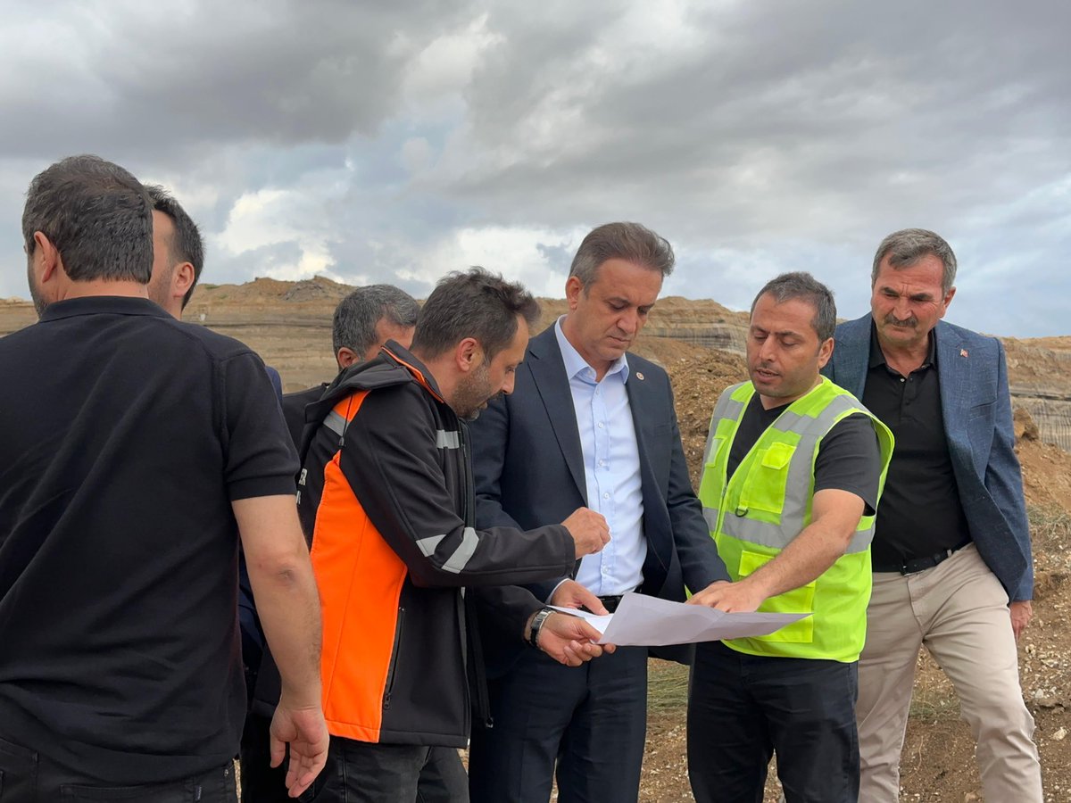 avmevlutkurt's tweet photo. Afşin Elbistan Termik Santrali linyit sahasında yaşanan göçük sonrası yetkililerle bir araya gelerek geçmiş olsun dileğinde bulunup, gelişmeler hakkında bilgi aldık. https://t.co/U0LrYKsMXI