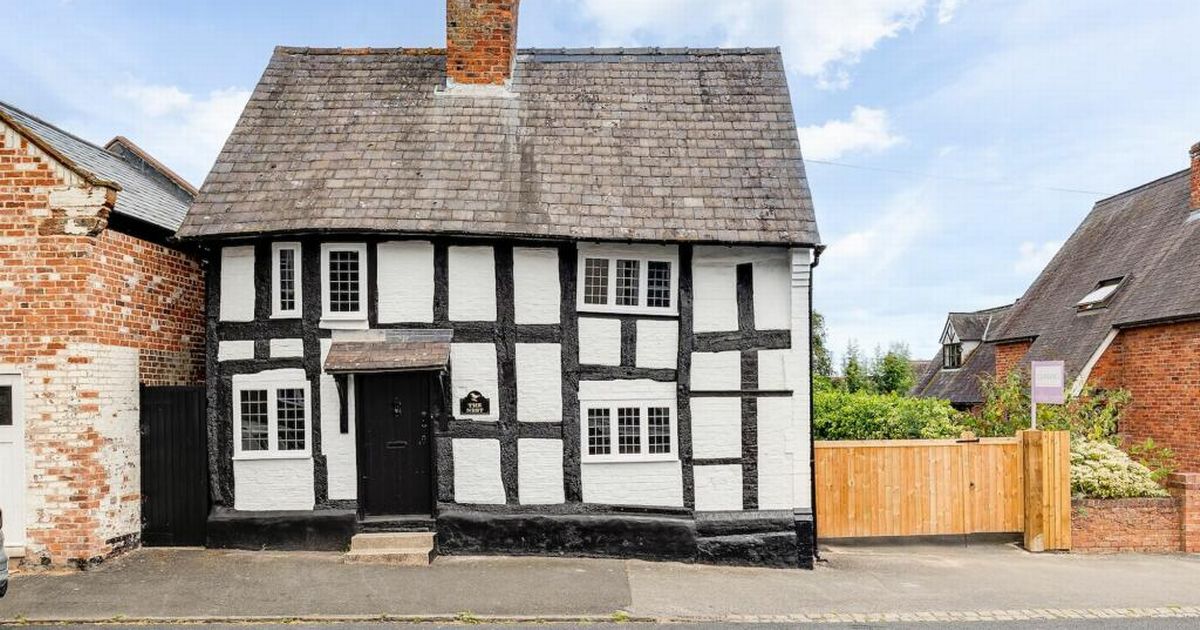 The wonky Cheshire village cottage that wouldn't be out of place in a Harry Potter film dlvr.it/TDY9bD