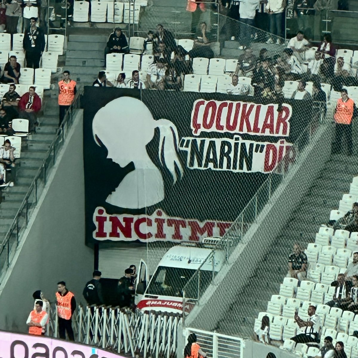 Beşiktaş tribünlerinin hazırladığı pankart:

"Çocuklar 'Narin'dir, incitmeyin."