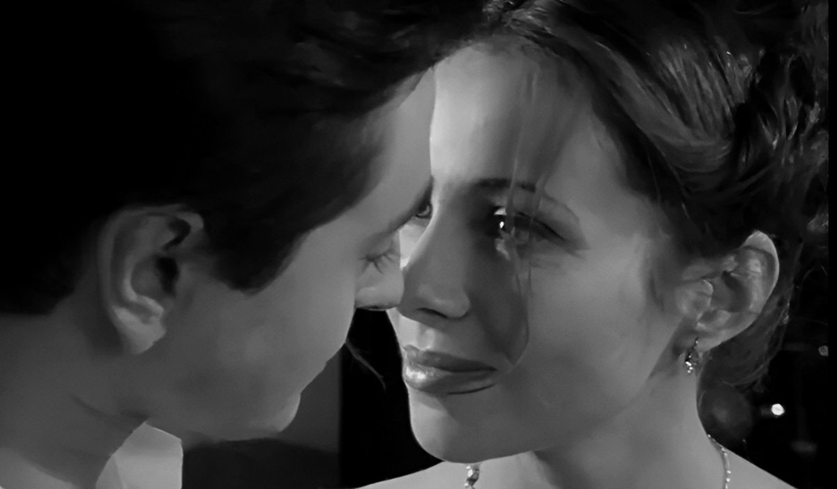 ему просто не хотелось расставаться с этой женщиной  ледяной, но не холодной, твёрдой, но не каменной.