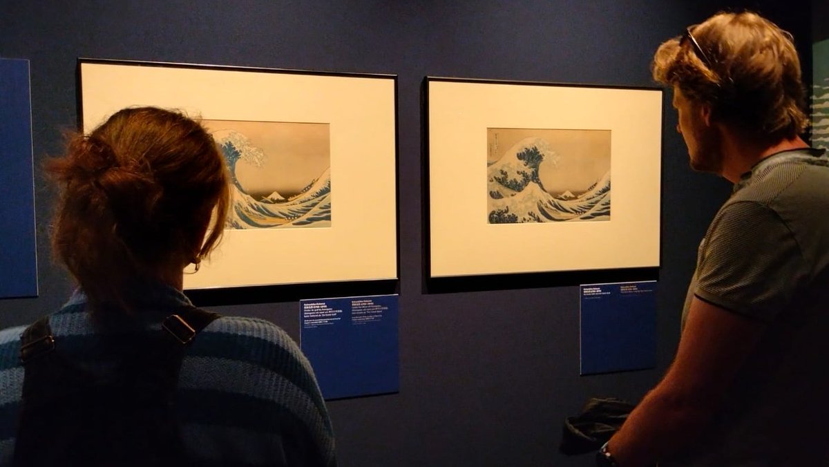 Best speciaal om twee afdrukken van The Great Wave off Kanagawa van #Hokusai even helemaal voor jezelf te hebben. En dat ondanks de drukte. Het was het wachten waard. Alleen deze maand nog in het #JapanMuseum @sieboldhuis in #Leiden mensen!