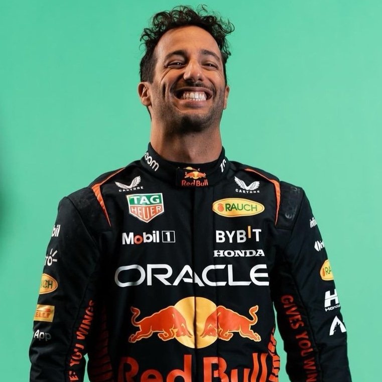 driversf1_'s tweet photo. always with you @danielricciardo 𖹭

#f1singapore #Ricciardo #DanielRicciardo #SingaporeGP https://t.co/nrk48JFyfv