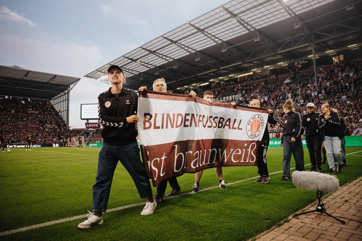 fcstpauli's tweet image. Gestern den Titel geholt, heute auf Ehrenrunde durchs Millerntor: Unsere Blindenfußballteam ist Deutscher Meister. 🏆

#fcsp
