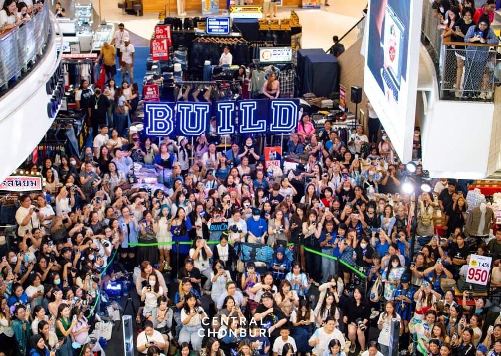BiuMe03's tweet photo. El evento que marcará todo, dejen de decir que Biu no es amado en su país por que hoy se demostró que tan poderoso es realmente Build Jakapan después de un largo tiempo el poder azul ha regresado más fuerte que nunca. 💙✨️

Build Wearing Denim
#RBSJackRusselXBuild
#BuildJakapan https://t.co/U8TzsftkBO