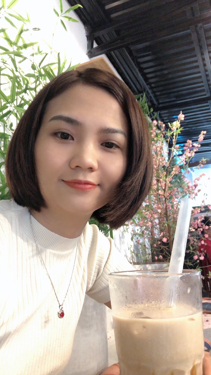 Vienminh91's tweet photo. Chào mọi người!
(Xin phép cả nhà được xưng hô là mình).
Mình là Minh nè, sinh năm 1991 và hiện đang sinh sống ở Hà Nội. Mình biết đến ngôi nhà X từ sự chỉ dẫn trên Fb của Dượng @Tony_Buoi_Sang (con xin được tiền trảm hậu tấu cho phép con tag Dượng vào bài đăng này ạ, mong Dượng thứ lỗi vì sự bất tiện này ạ :)).
Biết ơn thật nhiều vì đã được “gặp” Dượng và mọi người ở đây ạ. Hai ngày qua vào “nhà”, mình đã có cơ hội được follow và quan sát rất nhiều anh, chị, em ở đây, được chứng kiến sự quyết liệt của mọi người trong học tập và làm việc. Điều đó đã thôi thúc mình viết lên những dòng chia sẻ này. 
Mình gắn bó với nghề sale đã lâu, từ sale (on và off) cho công ty sách và đến nay là sale onl cho một đơn vị TPCN đã 5 năm rồi ạ. Từng lớn lên trong khó khăn của dải đất miền Trung, mình đồng cảm sâu sắc với những khó khăn của mọi người ngoài kia và luôn hy vọng bản thân sẽ có điều kiện để giúp đỡ được nhiều người hơn ạ. Bước chân vào nghề sale,  mình đã luôn ấp ủ sẽ có một thương hiệu của riêng mình. Lâu nay, mình vẫn tìm kiếm đường đi cho mình. Và khi biết đến fb của Dượng, rồi vào nhà X, mình nhận ra cũng đã đến lúc mình cần hành động quyết liệt hơn để vươn mình ra ngoài.

Mình chọn “nhà X” là nơi khởi đầu cho việc xây dựng nhân hiệu và thương hiệu. Đầu tiên, mình muốn kết nối với các anh chị làm sản xuất về dược liệu tự nhiên và nông sản để phân phối và bán lẻ. 

Mình cũng đang tự luyện thêm tiếng Anh và học về XNK, mục tiêu của mình không chỉ bán nội địa mà tìm hướng xuất khẩu các sản phẩm đó . Khi khai thác và có lượng data nhất định, mình sẽ gia công sản phẩm có doanh thu tốt  để có thương hiệu của riêng mình. Làm tốt hơn nữa, và tích lũy được vốn dày hơn mình sẽ kết hợp sản xuất ạ. Mình hiểu “Hành trình vạn dặm bắt đầu từ những bước chân đầu tiên”. Tuy nhiên, mình muốn chia sẻ như vậy để định hướng rõ hơn về đường đi và mong nhận được chia sẻ từ mọi người.

Bản thân mình vào nhà vừa xây dựng vừa học hỏi với tâm thế “ly nước rỗng”, mình mong nhận được sự chỉ dạy của Dượng và các anh chị đã và đang đi trên con đường xây dựng thương hiệu ạ. 
Mình viết ra đây, cũng vừa để tự cam kết với lời nói của mình ạ.

Thương chúc cả nhà X thật nhiều sức khỏe, chúc mọi người sớm đạt được mục tiêu của mình. Trong tương lai, sẽ có thật nhiều brand Việt Nam vươn ra thế giới ạ.
Thương!

P/s: Mình vừa vào nhà X chúng mình, mong các anh chị em xa gần, trước lạ sau quen thương mến cho cô gái nhỏ một follow nhé ạ. Mình biết ơn nhiều! Mong sẽ được kết nối nhiều hơn với mọi người và đặc biệt là team sản xuất ạ.