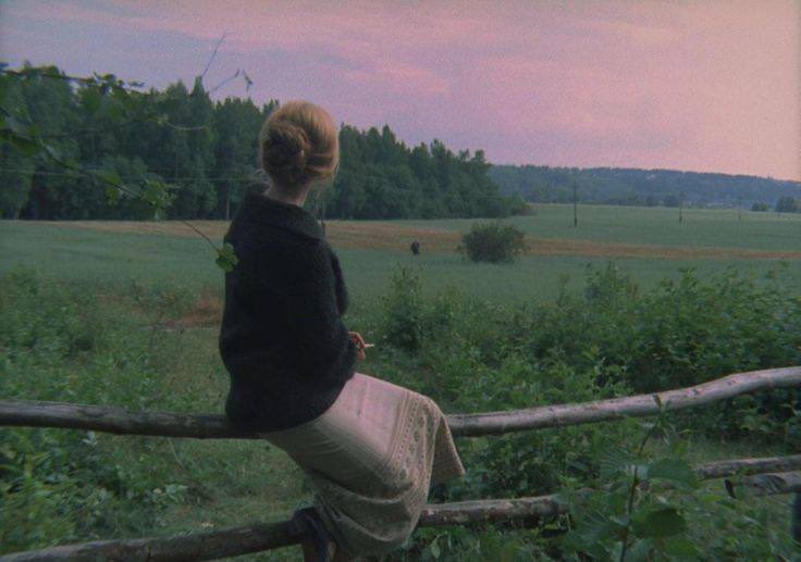 Sadi insanı, “Yek katre-i hûnest, sâd hezârân endîşe.” diye tanımlar.

Yani insan, “bir damla kan, binbir endişedir.”

Endişe, aslında düşünmek demek. Farsçadan dilimize girerken anlam değiştirip “kaygı, tasa”ya dönüşmüş.

Endişe, yarında kaybolmaktır, oysa sadece bugün vardır.