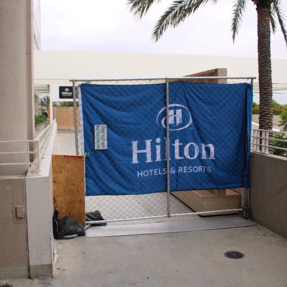 UNITEHERE30's tweet photo. Workers at the Hilton San Diego Bayfront are ON STRIKE. We don’t want hotels to become the next airline industry, where guests pay more and get less while workers are left behind.
But instead of respecting us and our guests, @Hilton has surrounded the hotel with security fences. https://t.co/b4xCjCknwa