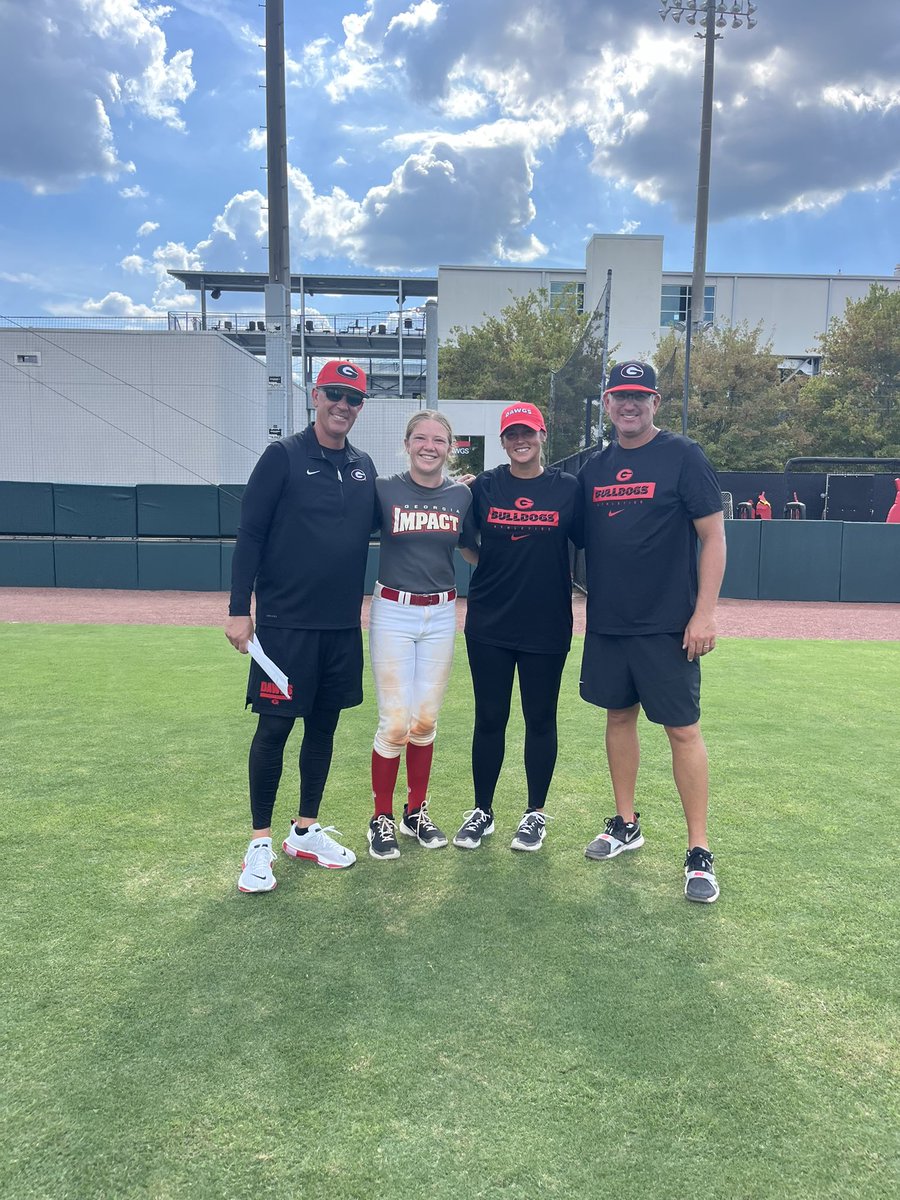 livi_irwin2027's tweet photo. First time @UGASoftball camp did not disappoint- I left feeling inspired and motivated! Thank you @UGACoachTony @Syd_finch @MikeDavo17 @chelsw20 - can’t wait to come back! Go Dawgs! ❤️🤍🖤 @SMHSFastpitch @coachryancarver @GAImpact09 https://t.co/69IG7QyIG6