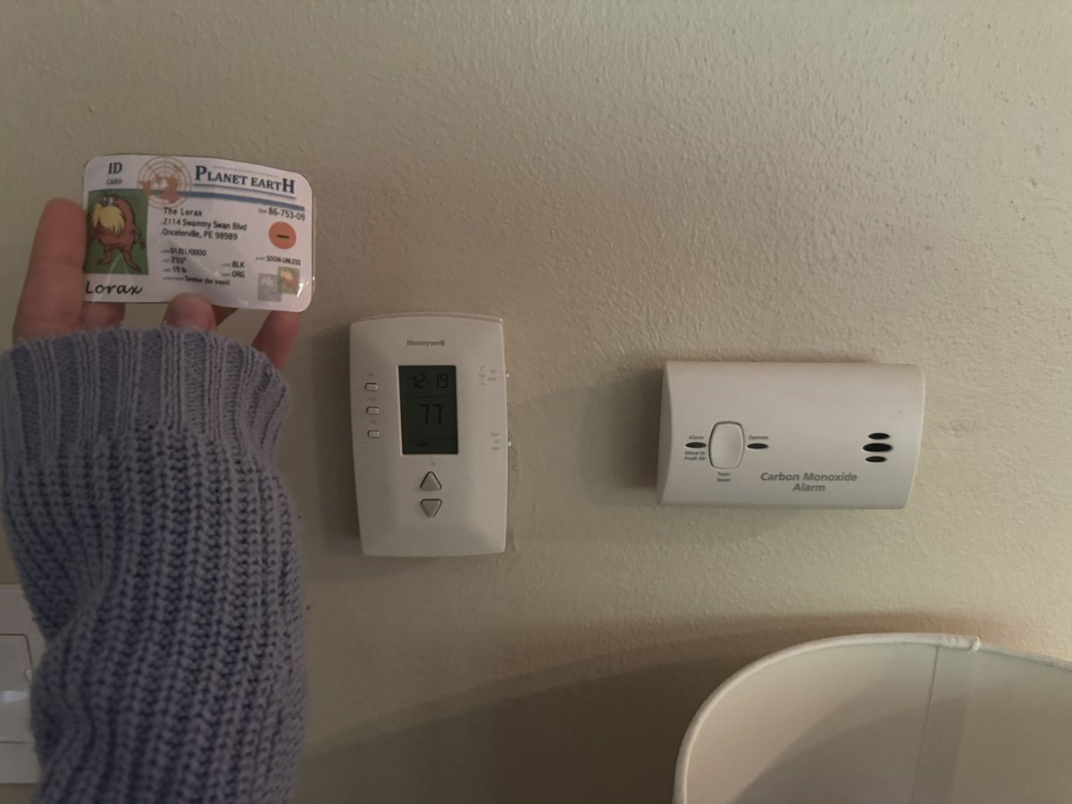 emclawrence13's tweet photo. In order to decrease our carbon footprint, my family only has heating on one level of our house. This lowers the release of greenhouse gases from our heating significantly, as the use of electricity is powered by burning fossil fuels. #apesintro @franklinlorax https://t.co/LkGI1D3yJi