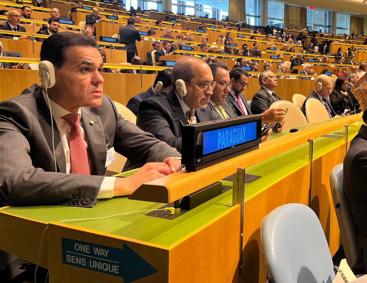mreparaguay's tweet photo. Canciller participa de la apertura de la Cumbre del Futuro en la ONU

El ministro de Relaciones Exteriores, Rubén Ramírez Lezcano, participó hoy de la apertura de la Cumbre del Futuro, que se desarrolla este domingo 22 y lunes 23 de setiembre en la sede de la Organización de las Naciones Unidas (ONU), en Nueva York, en el marco de la Asamblea General. 

Durante la ocasión fue adoptado por consenso el Pacto del Futuro, por toda la membresía de la Organización de las Naciones Unidas, que cubre una amplia gama de temas que incluyen la paz y la seguridad, el desarrollo sostenible, el cambio climático, la cooperación digital, los derechos humanos, entre otros. 

Esta Cumbre de alto nivel reúne a los dirigentes mundiales para forjar un nuevo consenso internacional a fin de mejorar el presente y salvaguardar el futuro. 

Acompañaron a canciller, el viceministro de Relaciones Exteriores, Víctor Verdún y miembros de la Misión Permanente del Paraguay ante las Naciones Unidas.